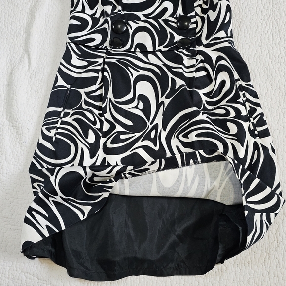 Michael Kors Black and White Swirl Button Dress - Picture 5 of 10